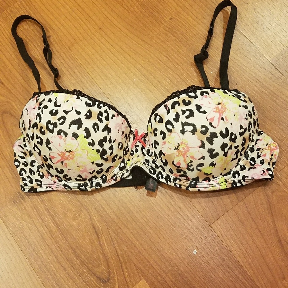 Worn once. Push up.